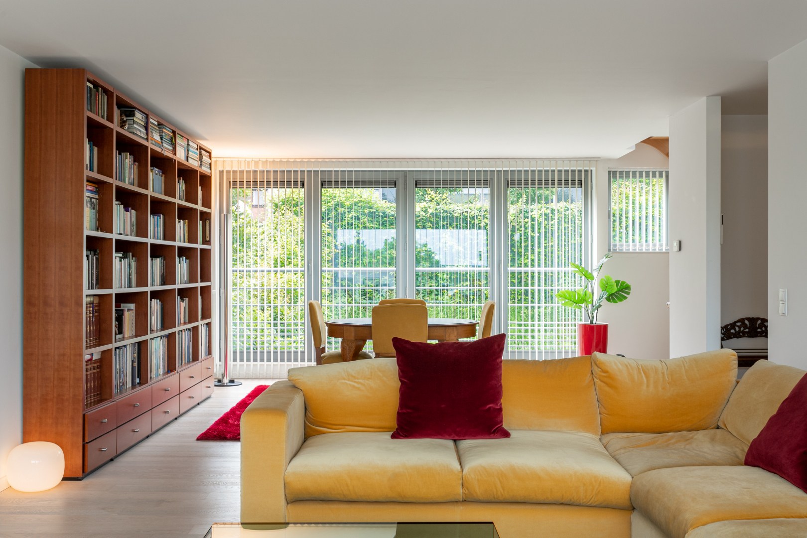 Instapklaar duplex app. met garageboxen te Beersel 
