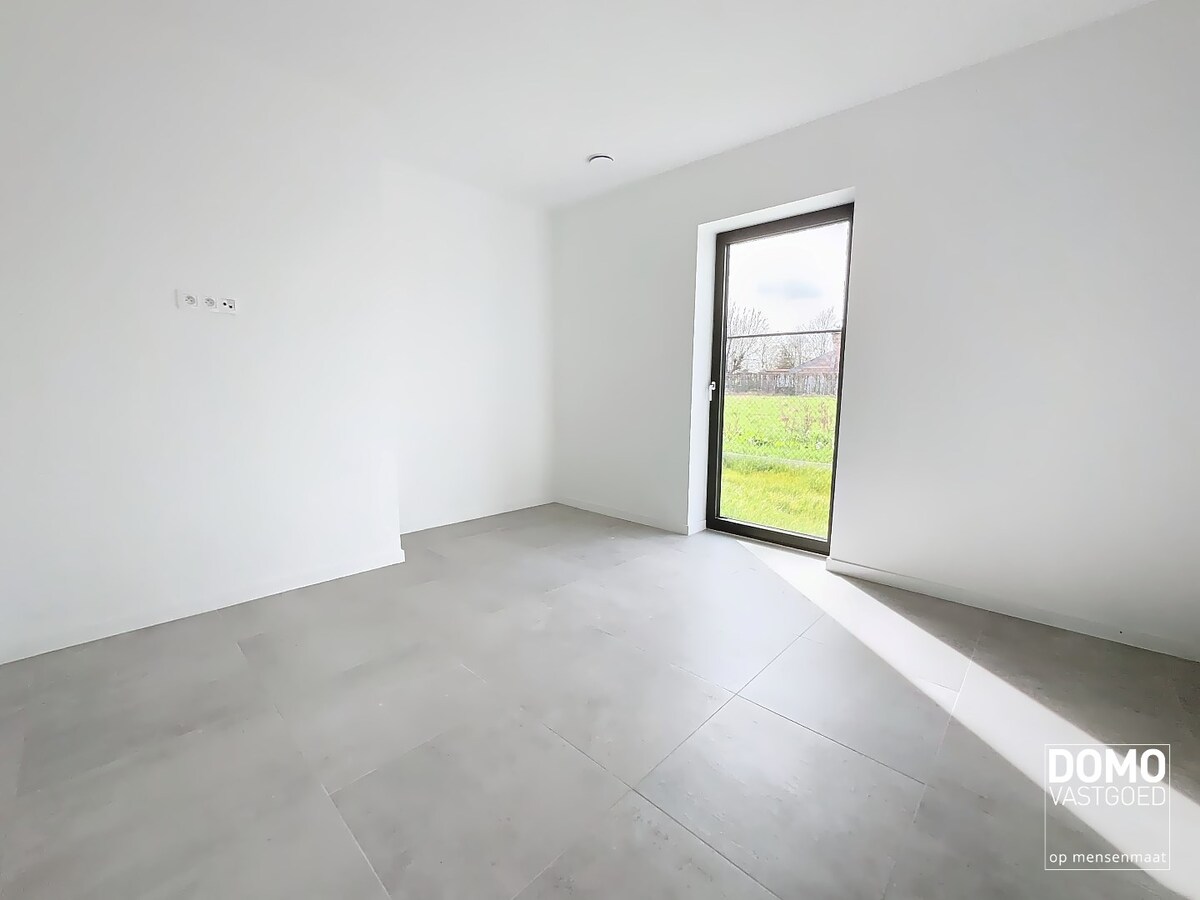 MODERNE NIEUWBOUWWONING MET TUIN,OVERDEKT TERRAS EN INPANDIGE GARAGE TE HASSELT 