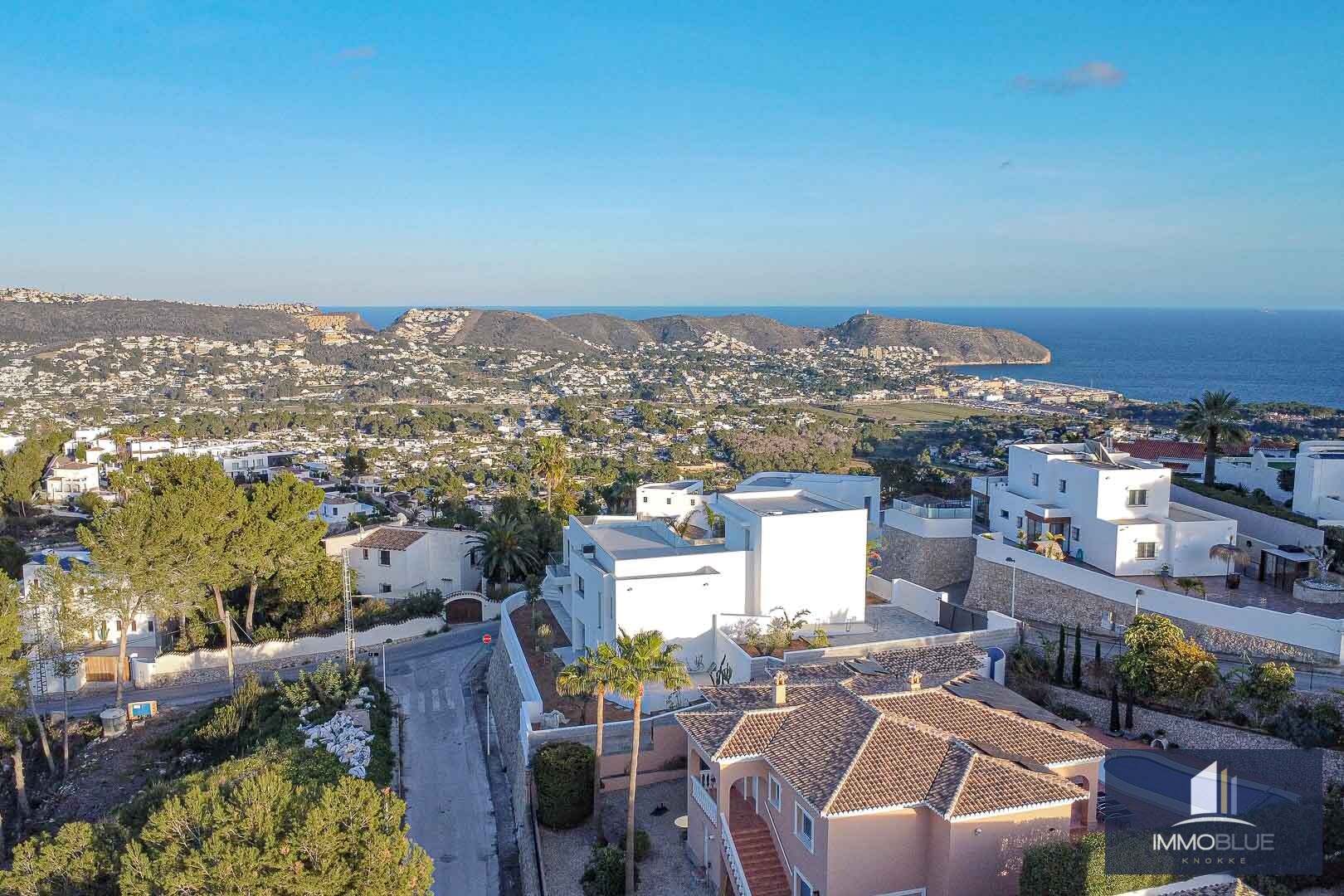 Villa nouvellement construite avec une orientation sud parfaite dans le cadre verdoyant de Moraira; 