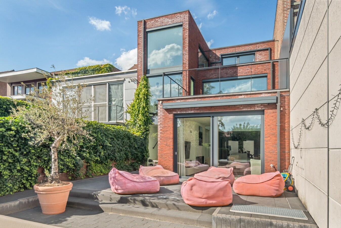 Unieke, hoogwaardig afgewerkte stadswoning op een ruim perceel mét ruime garage bereikbaar langs de achterzijde! 