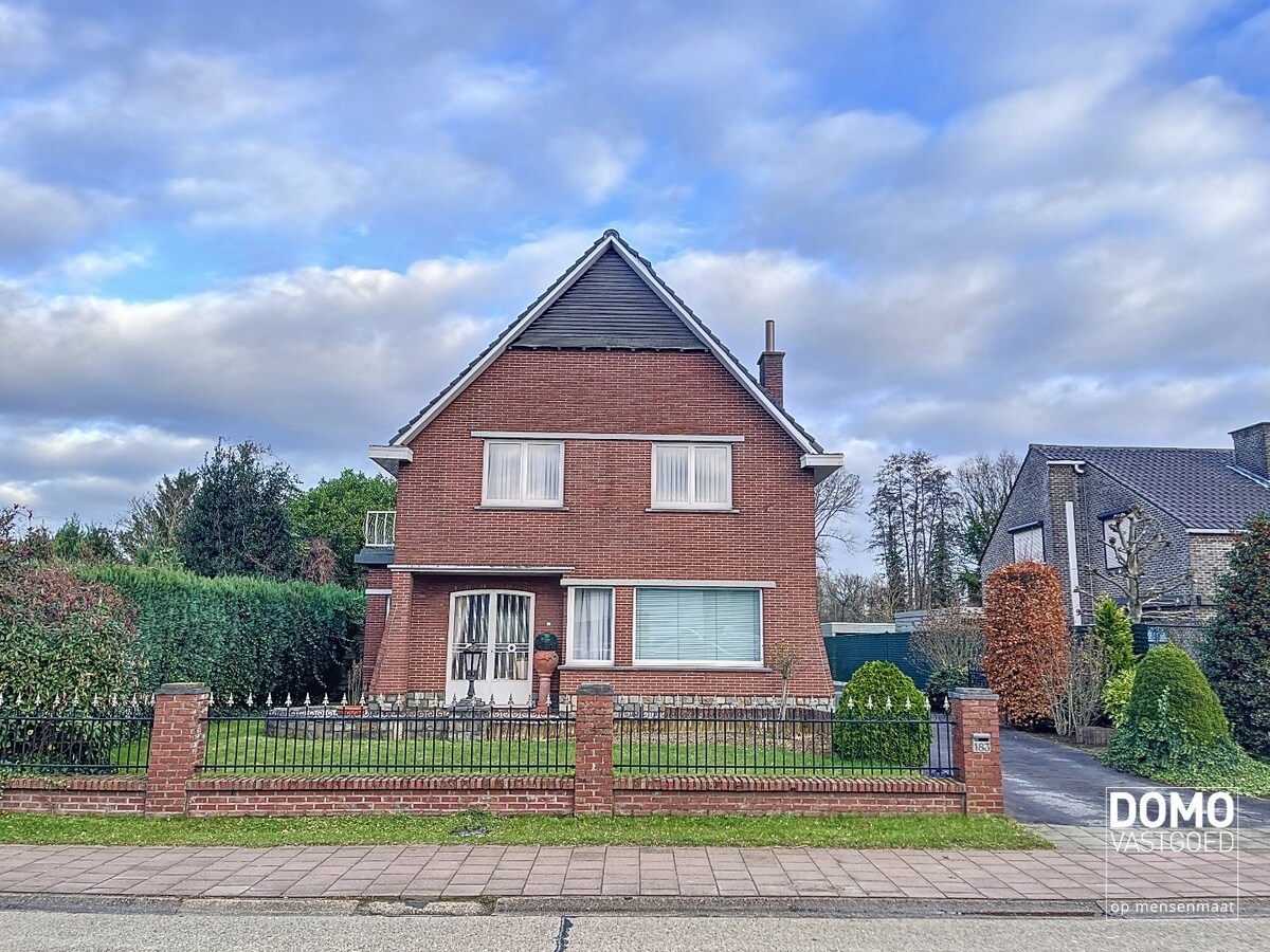 Ruime open bebouwing met tuin gelegen te Kermt. 