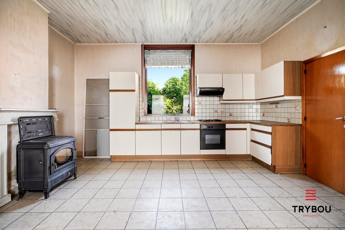 Te renoveren ruime halfopen bebouwing op een perceel van 1491m² met 7 slaapkamers! 