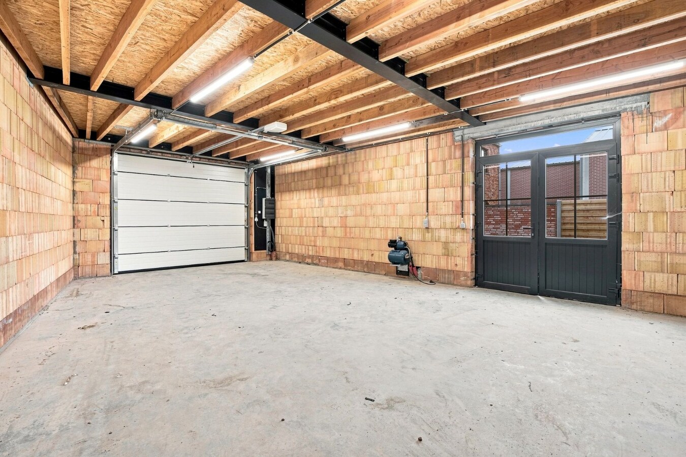 Ruime casco halfopen nieuwbouw met ruime garage in Merkem! 