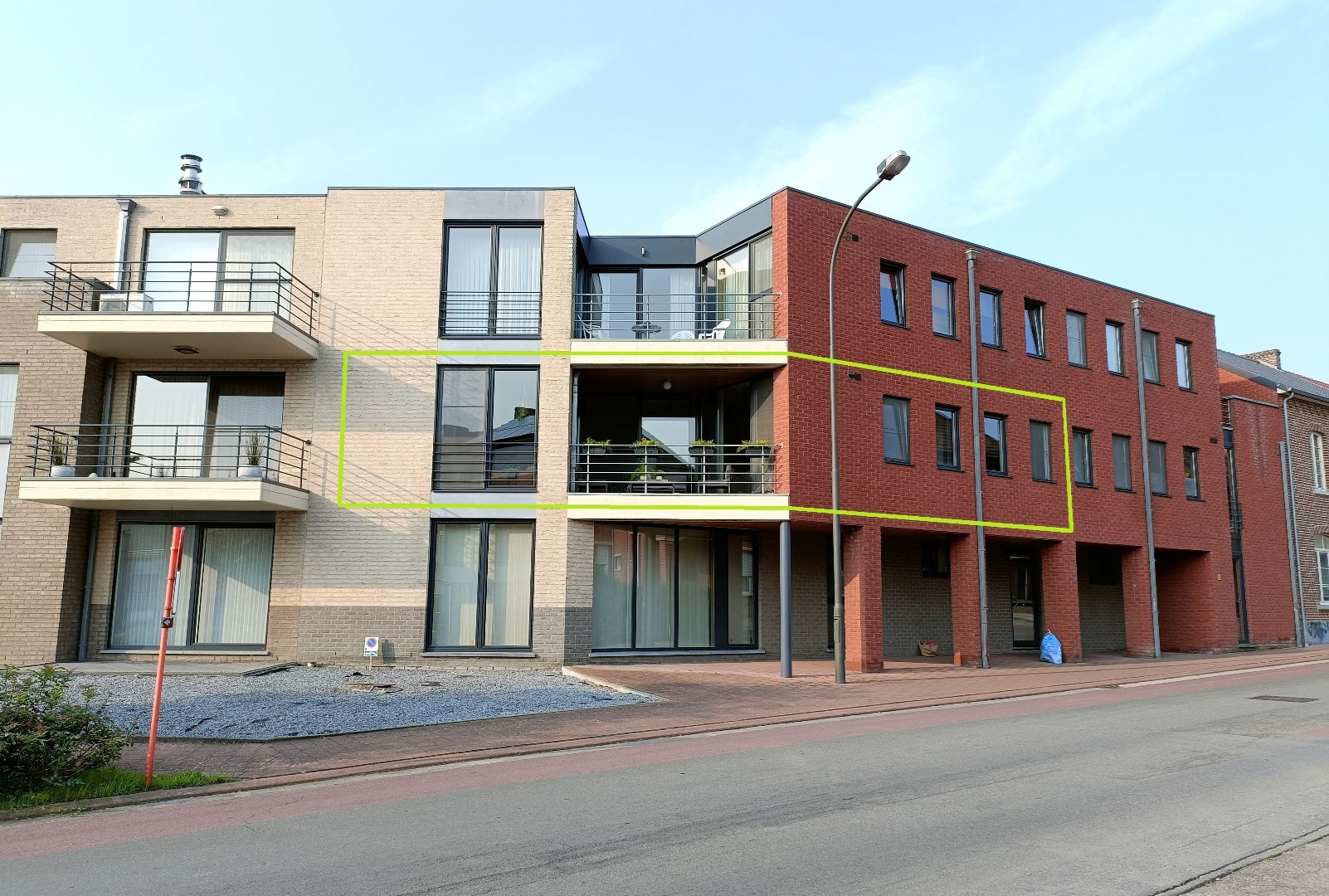 APPARTEMENT MET TERRAS EN AUTOSTAANPLAATS 