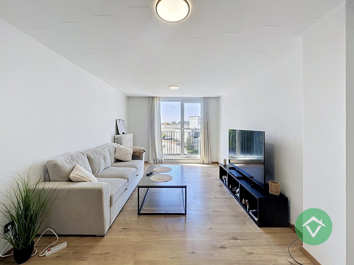 Ruim duplex-appartement met 2 slaapkamers en terrassen in hartje Torhout 