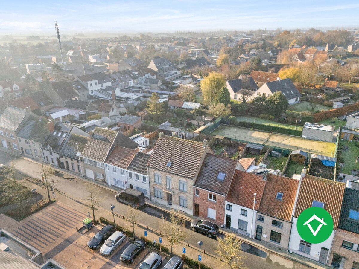 Ruim herenhuis met 4 slaapkamers en aparte garagebox in centrum Gistel 
