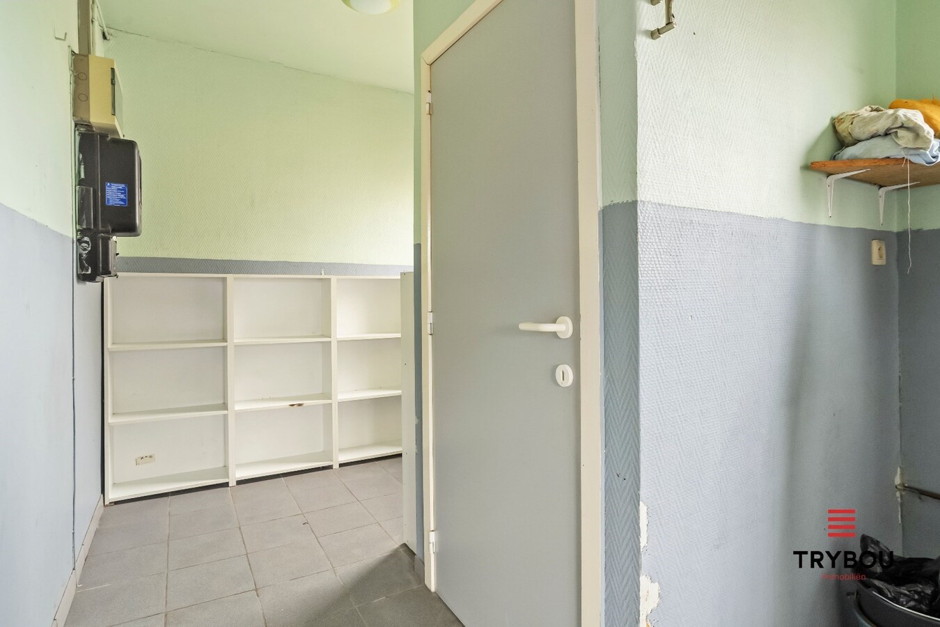 Halfopen woning met drie slaapkamers op ruim perceel van 770 m² 
