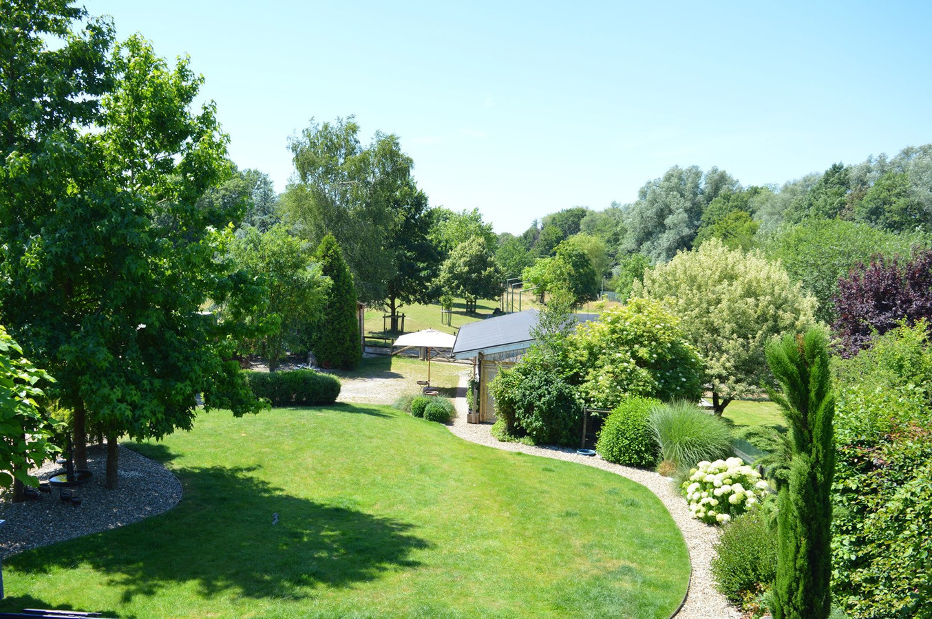 Mooie gezinswoning met stalgebouw en piste op ca. 5400m² te Dworp 