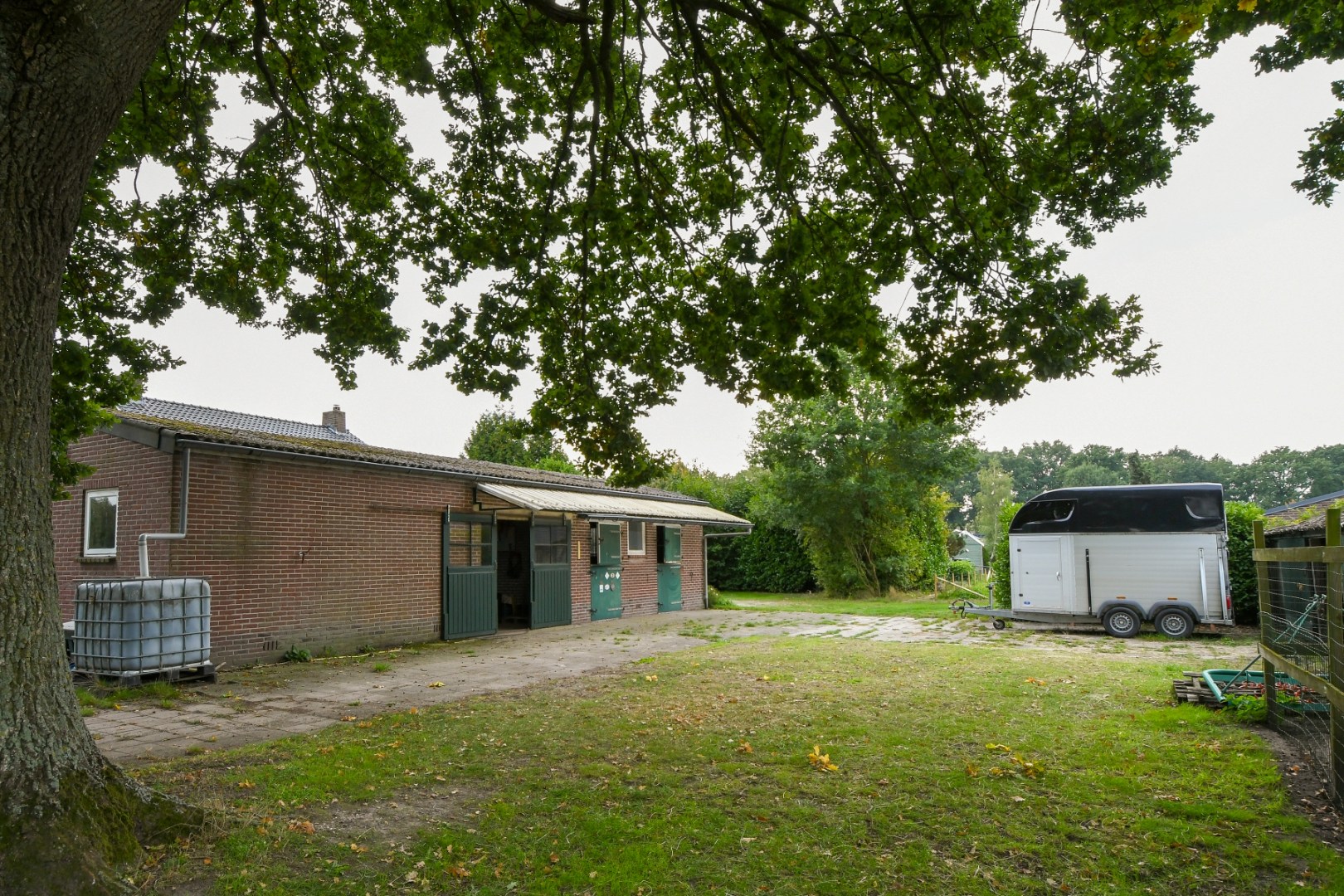 Vrijstaand woonhuis met inpandige garage, stal met 2 paardenboxen, vrijstaande inloopstal en verlichte zandpaddock met longeercirkel op een perceel van ruim 18.500 m2. Ideaal voor paardenliefhebbers. 