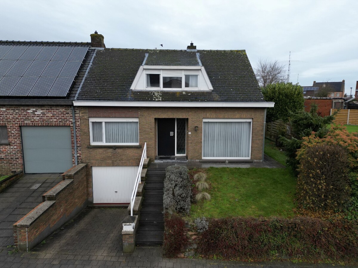 Stevige half-open bebouwing met 3 slaapkamers, tuin en garage te Moorslede 