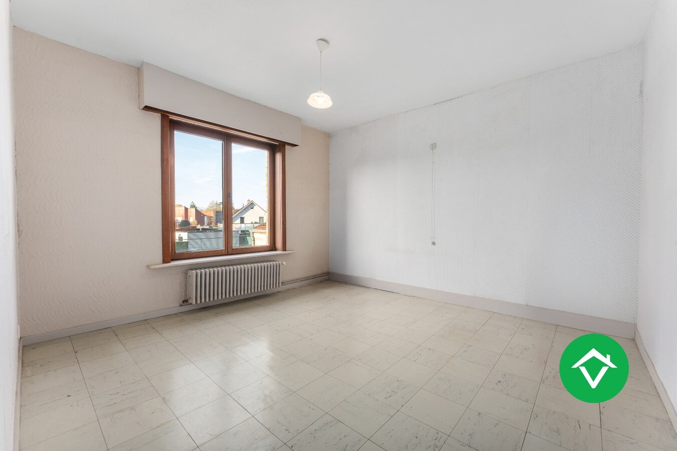 Ruim herenhuis met 4 slaapkamers en aparte garagebox in centrum Gistel 