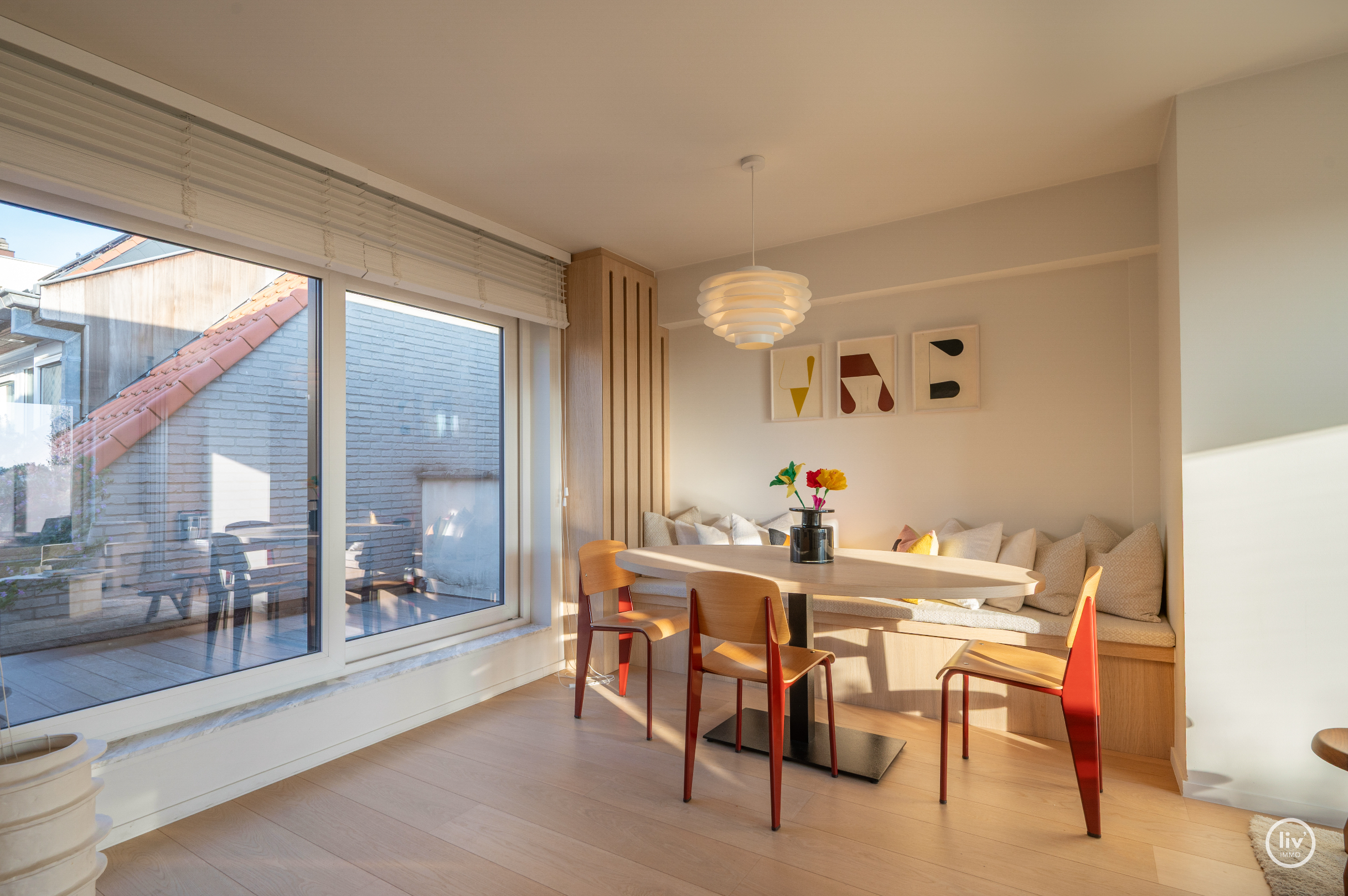 Voici la traduction en français :Appartement lumineux et également en penthouse, idéalement situé entre le Zoute et le centre commercial (possibilité d'acquérir une place de garage à proximité de l'ap 