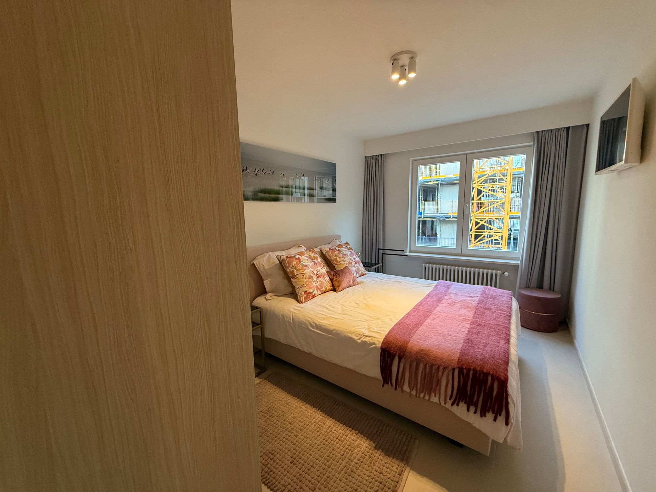 ONGEMEUBELD - Ruim appartement (3 slaapkamers) met een PRACHTIG ZICHT op het groen en de villa's, in het Zoute. KAN OP VENNOOTSCHAP GEHUURD WORDEN. 