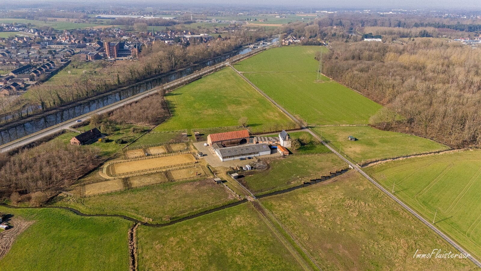 Uitzonderlijke woning met paardenaccommodatie, binnen- en buitenpiste op ca. 9,4 ha te Haacht 