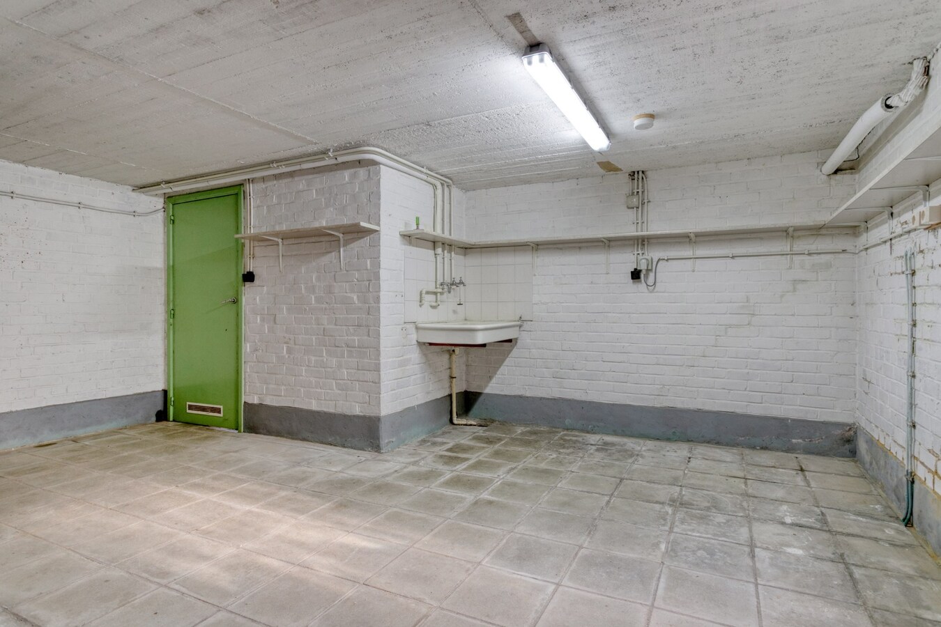 Ruime woning met 4 slaapkamers, veranda en volledig onderkelderd perceel (615 m²) 