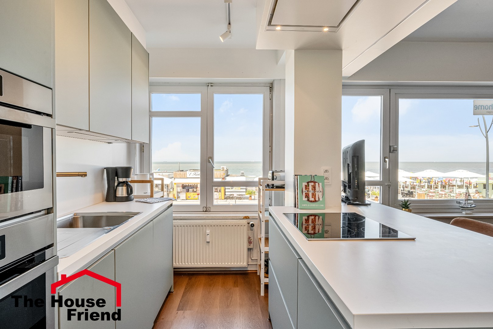 Ruim appartement met frontaal zeezicht op absolute toplocatie aan de Zeedijk in Blankenberge 