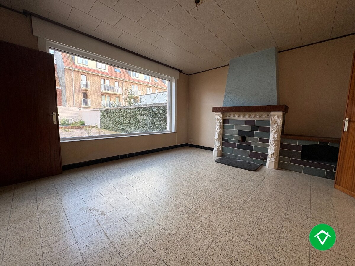 Te koop: Uniek gebouw met 2 appartementen, garage en ruime tuin – hartje Nieuwpoort-Stad 