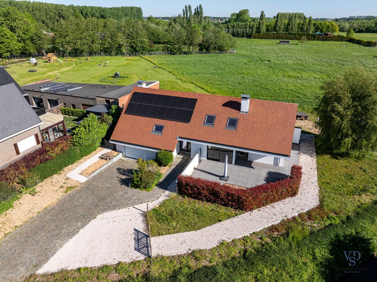 Tijdloze villa met zicht op groen. 