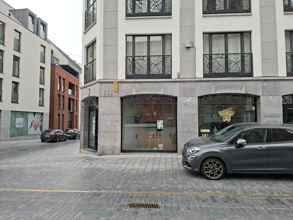 Situation stratégique pour cette vaste surface commerciale de 150M² 