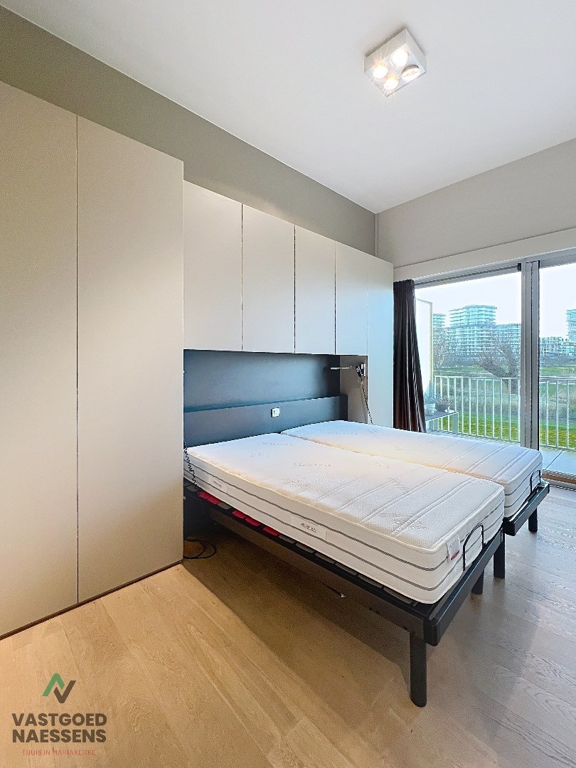 Magnifique appartement d'une chambre avec vue sur le golf et une terrasse ensoleillée. 