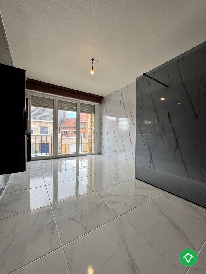 Te koop: Uniek gebouw met 2 appartementen, garage en ruime tuin – hartje Nieuwpoort-Stad 