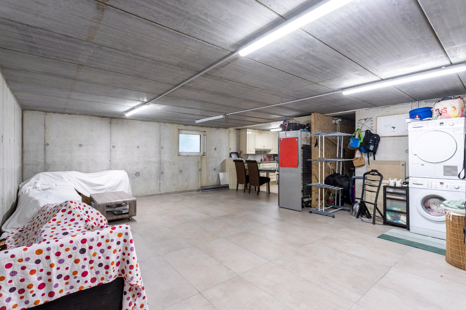 Ruime recente halfopen bebouwing met 7 slaapkamers en inpandige garage 