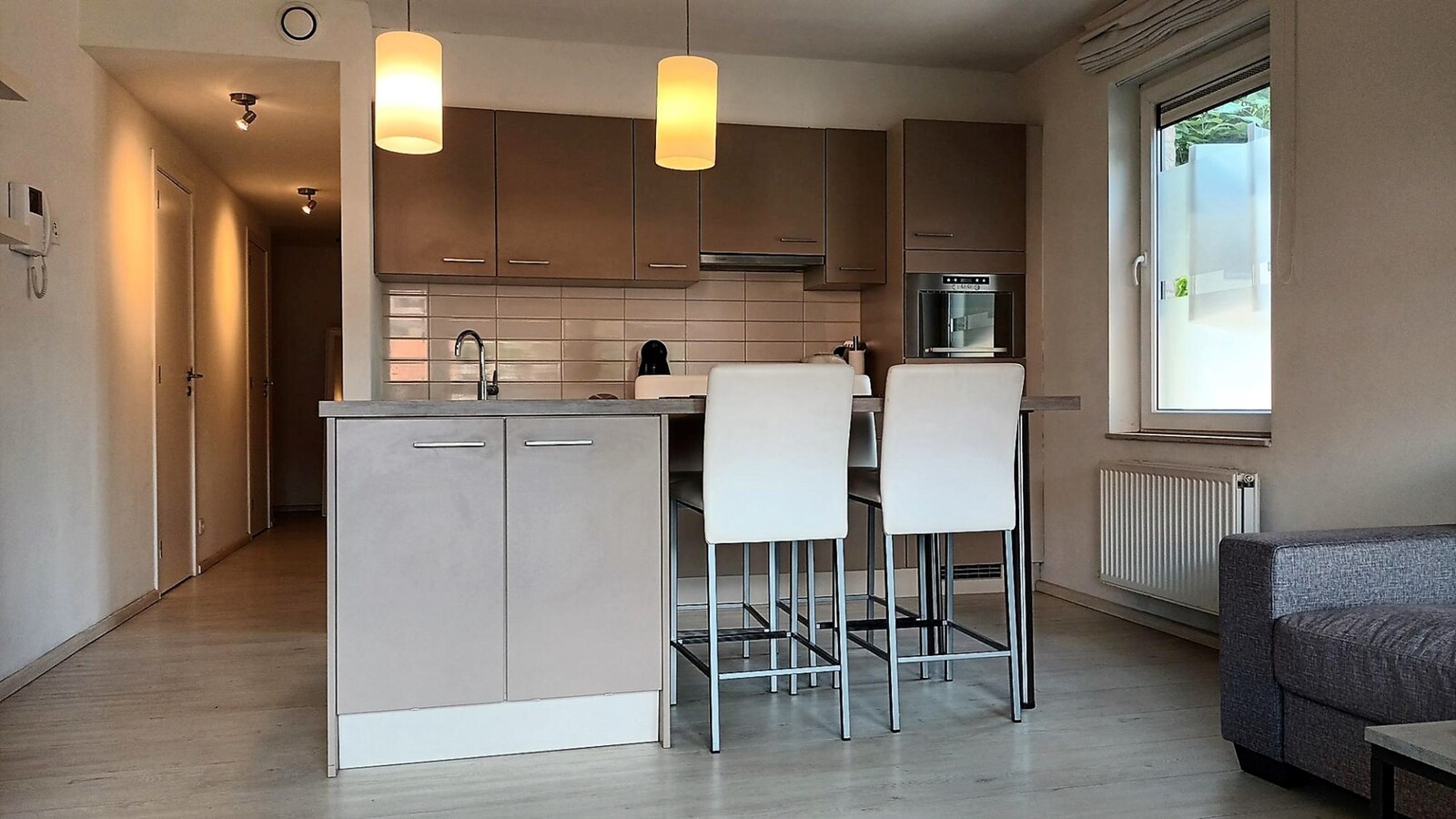 Modern gelijkvloers appartement met terras en garagebox. 