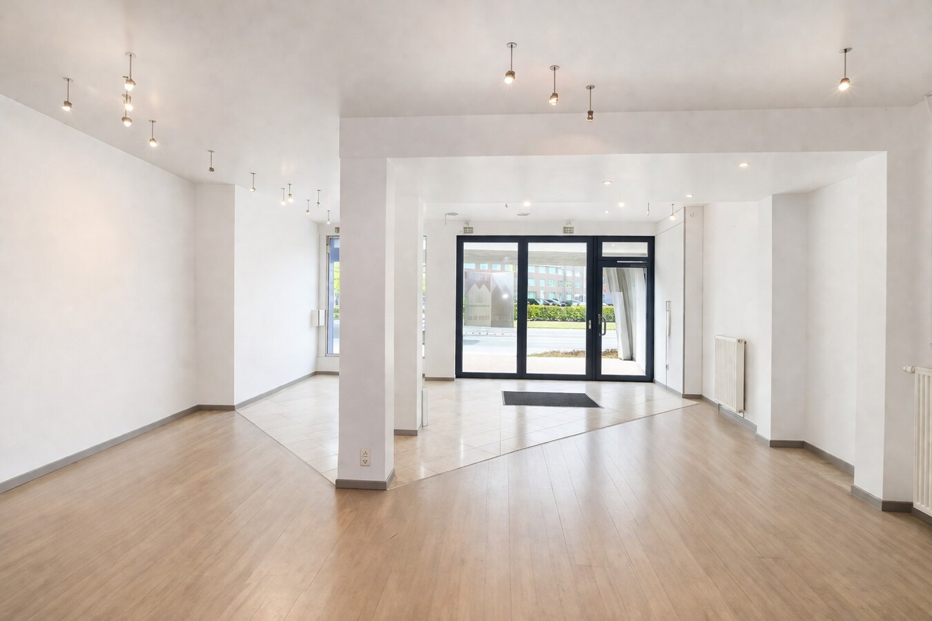 Te koop in Sint-Niklaas: uitzonderlijk handelshuis met woonst en duplex appartement, met optionele garageboxen en sterk opbrengstpotentieel 
