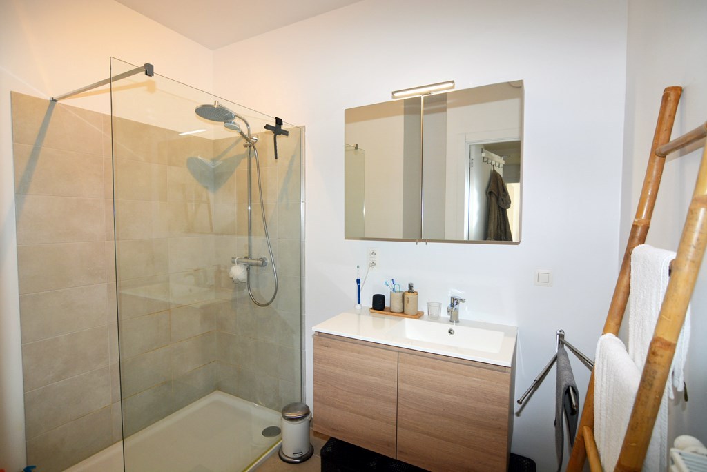 Modern, energiezuinig appartement met 2 slpks, terras, autostaanplaats en kelderberging. 