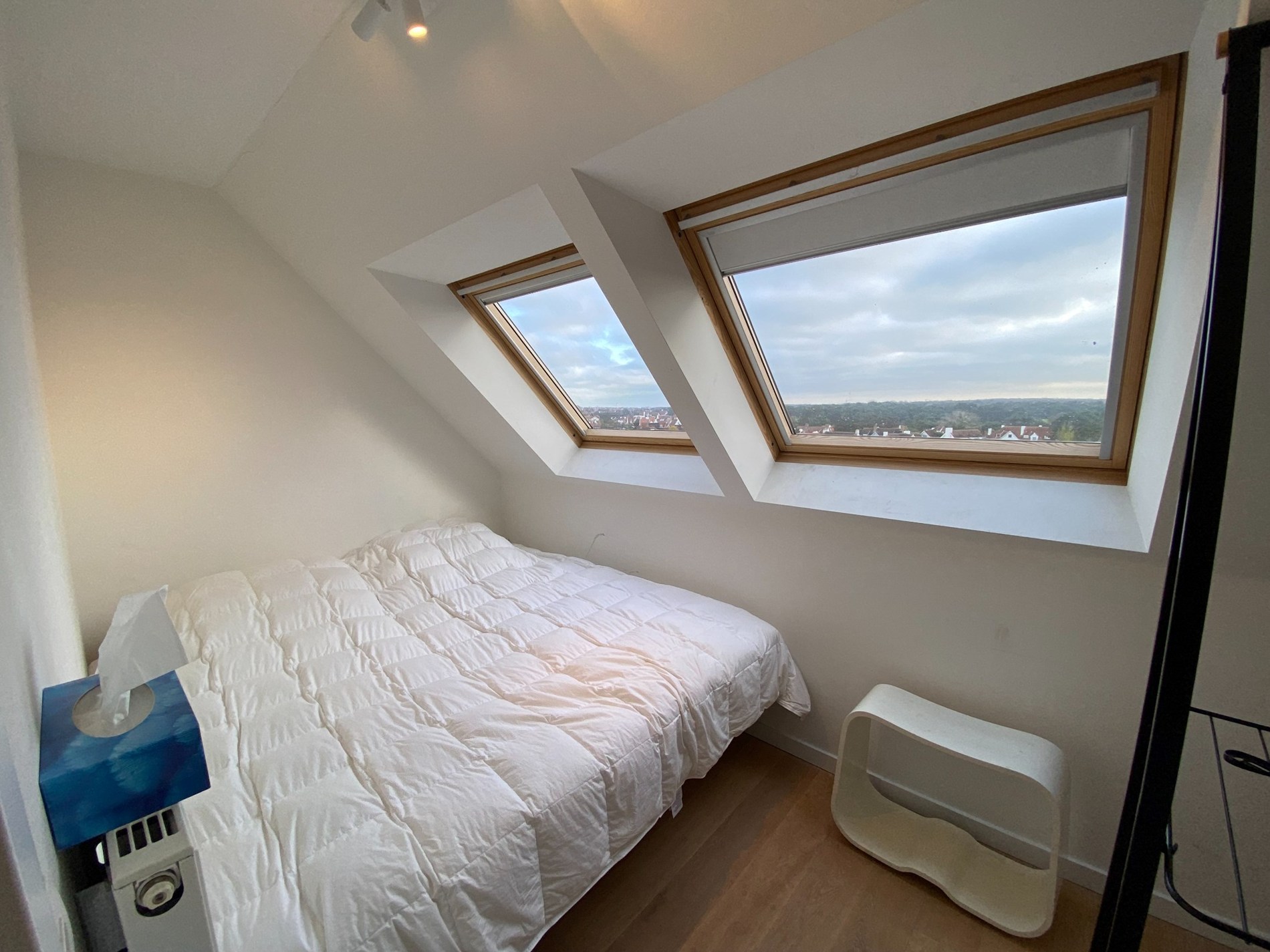 Appartement en duplex avec 3 chambres à coucher complètes et deux grandes terrasses ensoleillées offrant une vue dégagée, situé du côté ensoleillé de l'avenue Lippens. 