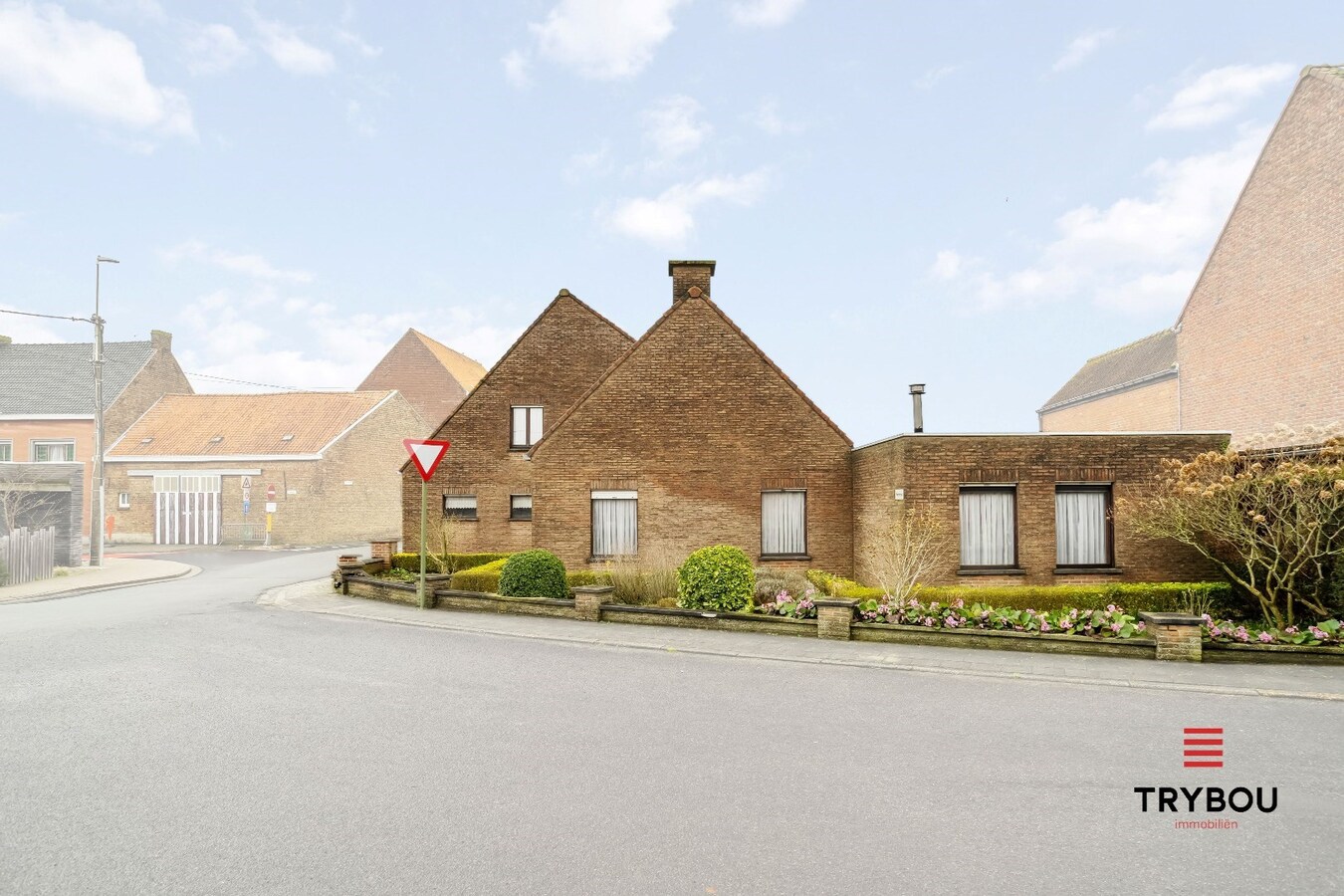 Ruime hoekwoning met 3 slaapkamers en garage te Poelkapelle 