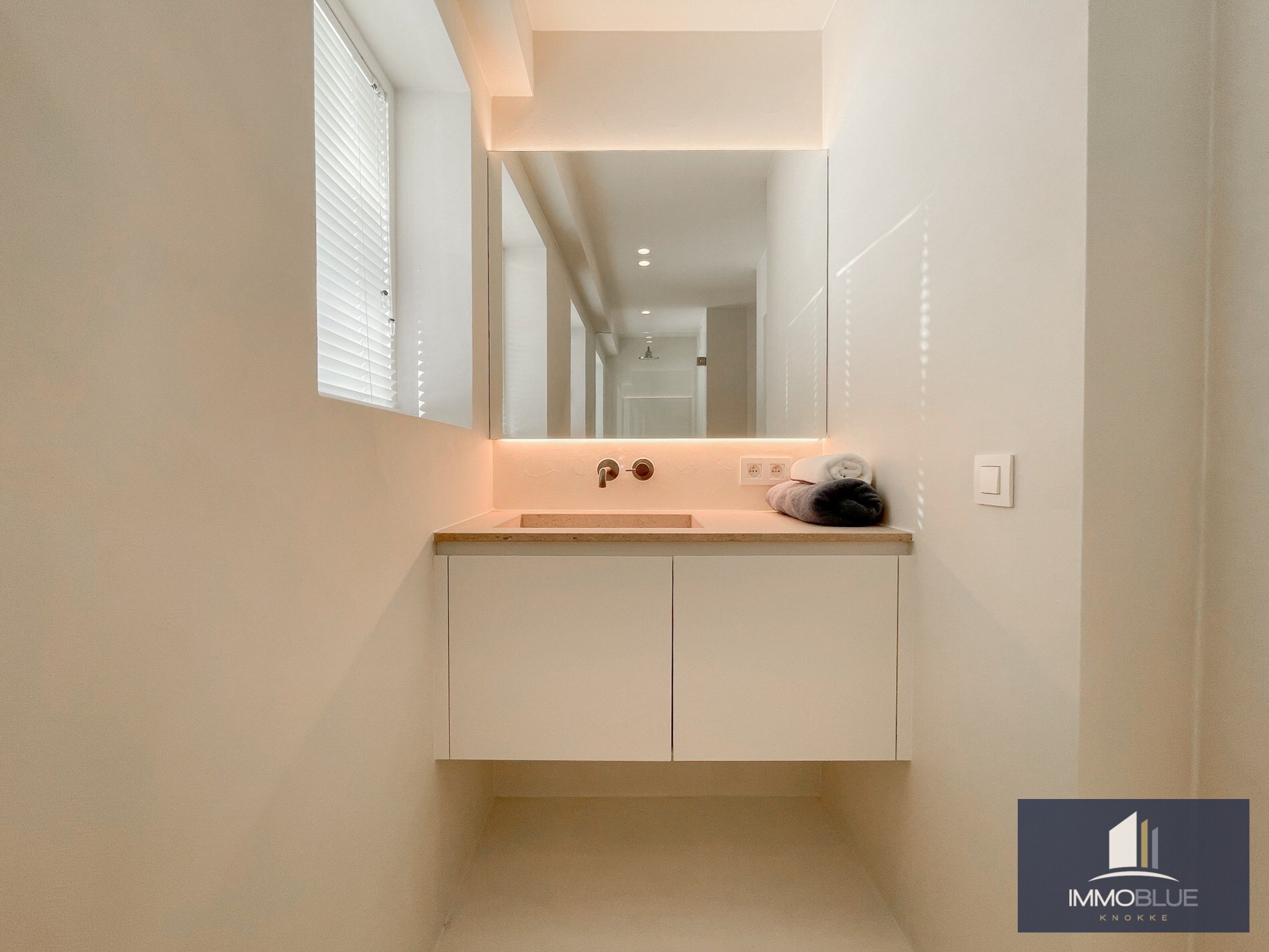 Exclusieve villa: Uitzonderlijk volledig gerenoveerde villa met frontaal zeezicht. 