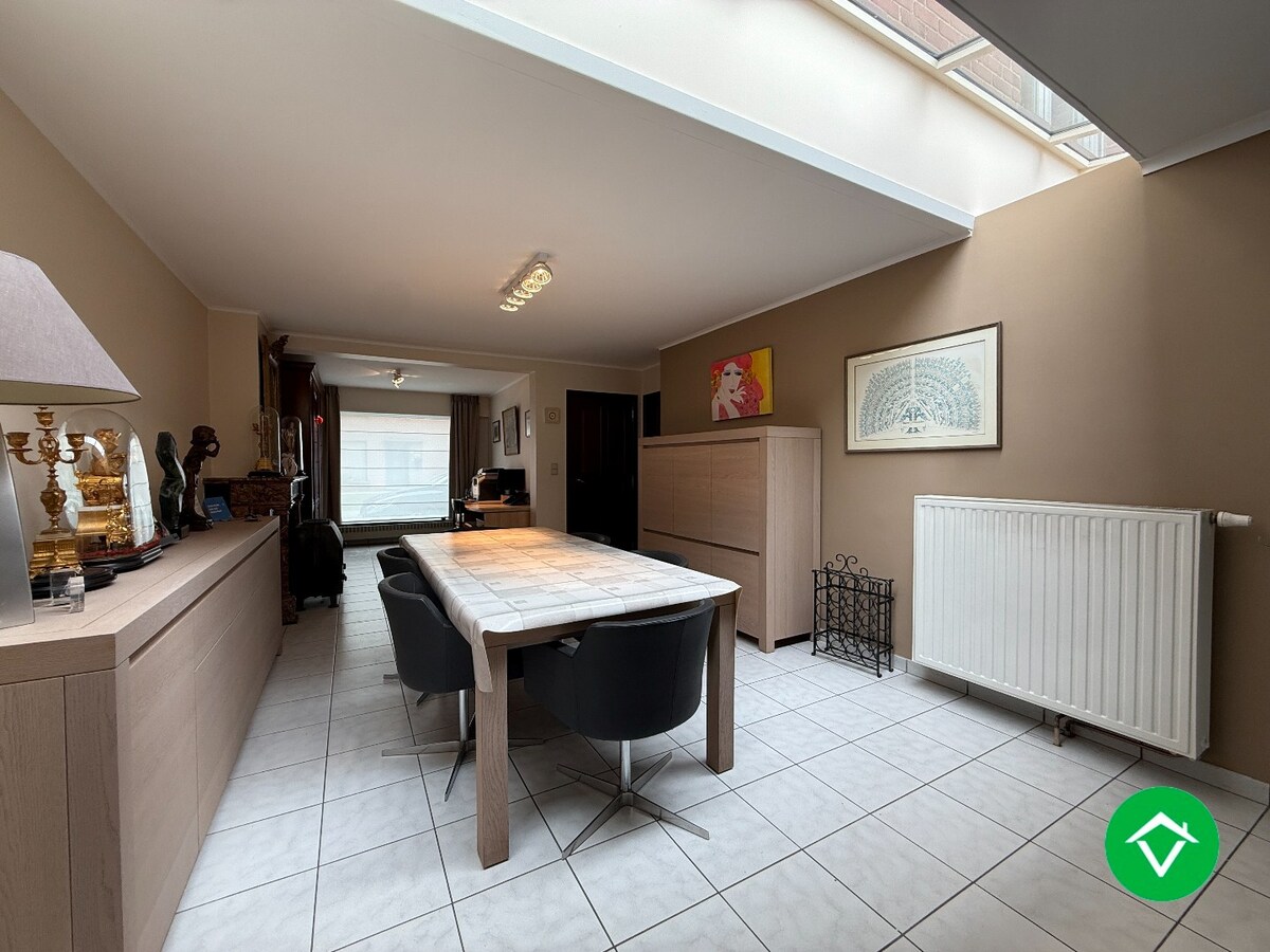 Stevige rijwoning met 4 slaapkamers, tuin en garage te Roeselare 