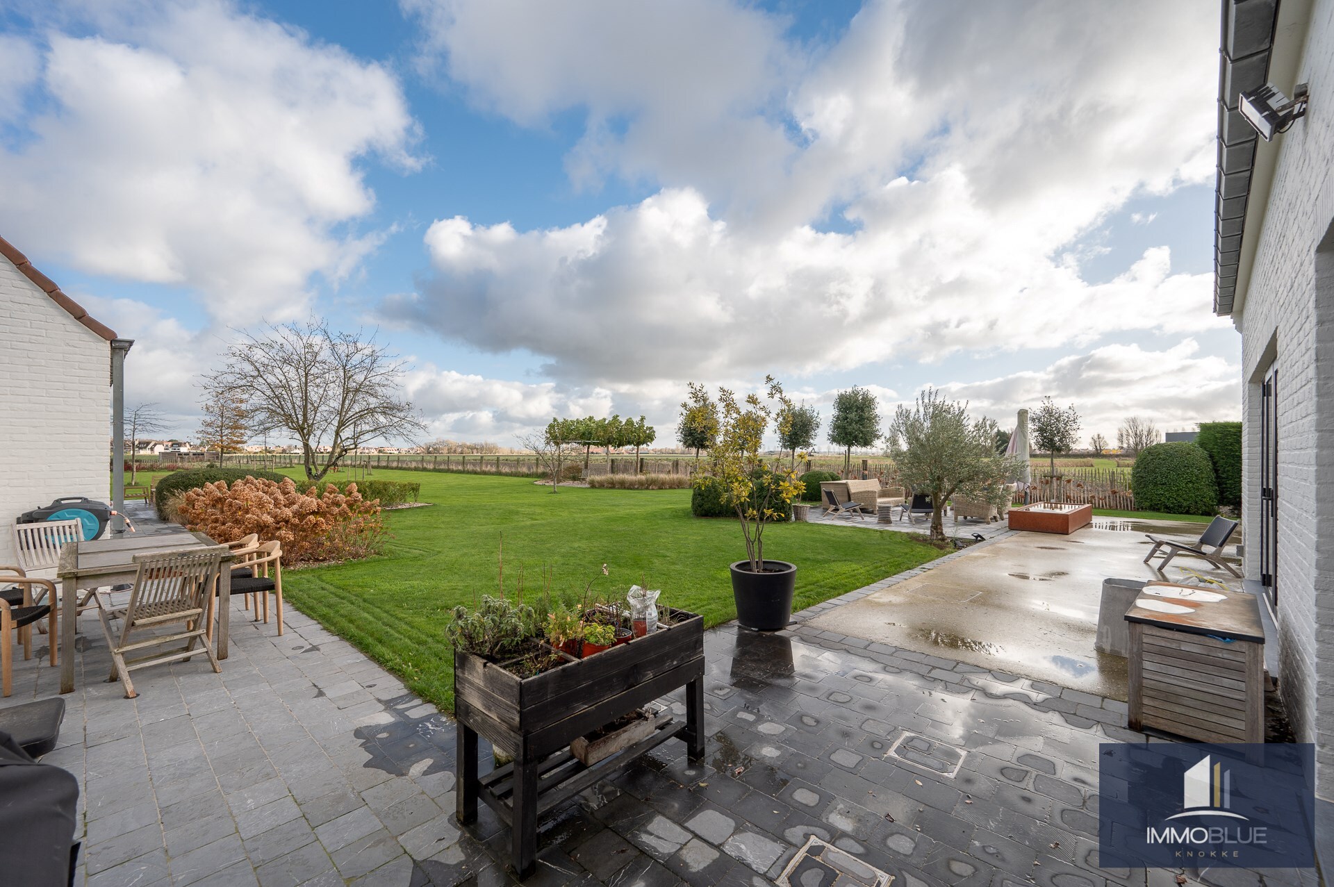 Charmante hoeve met volledig ingericht atelier gelegen op een perceel van ongeveer 5.500 m². 