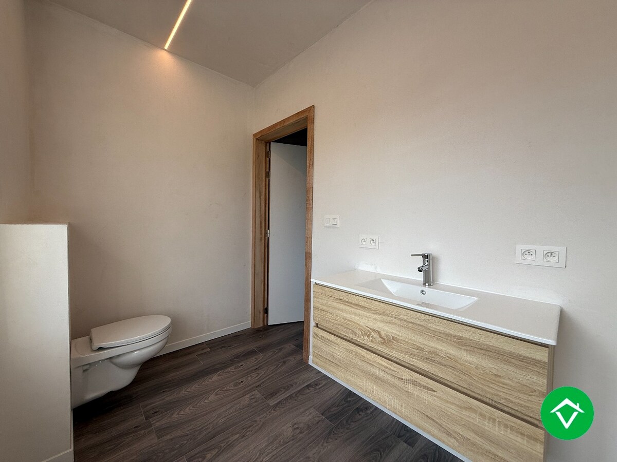 Gerenoveerde woning twee slaapkamers en koer in centrum Roeselare 