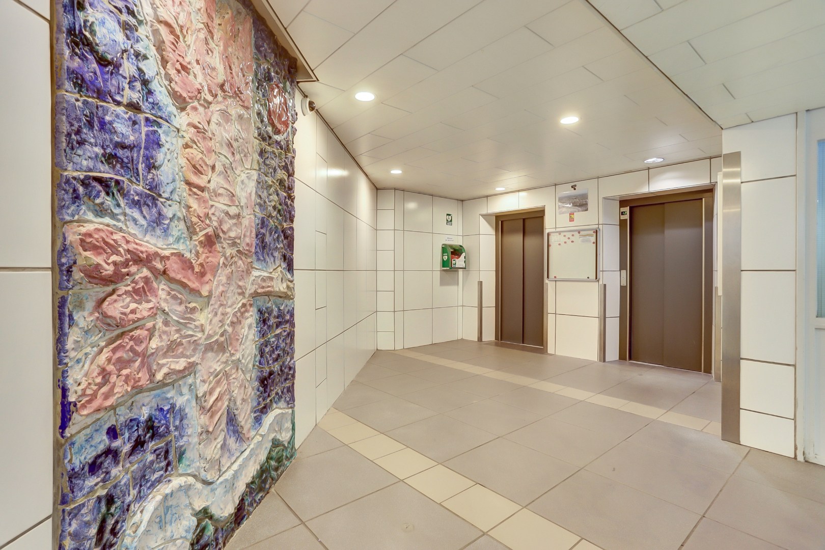 Zonder klussen te betrekken dit fraaie 4-kamer appartement op de 10e verdieping met 3 slaapkamers, fraaie keuken, moderne badkamer, mooi uitzicht en gelegen aan een groen park! 
