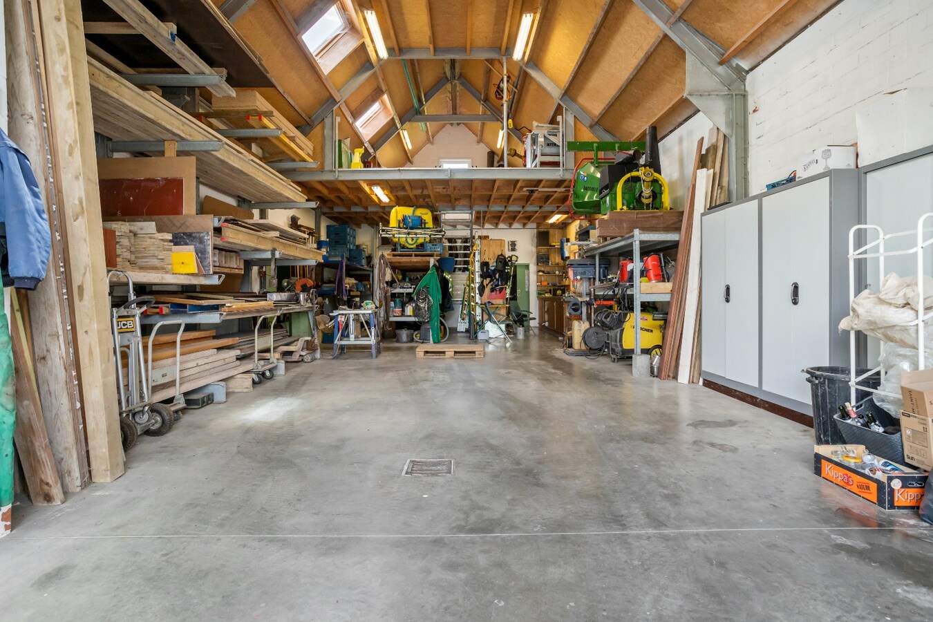 Unieke vierkantshoeve op toplocatie in Heuvelland te koop! 