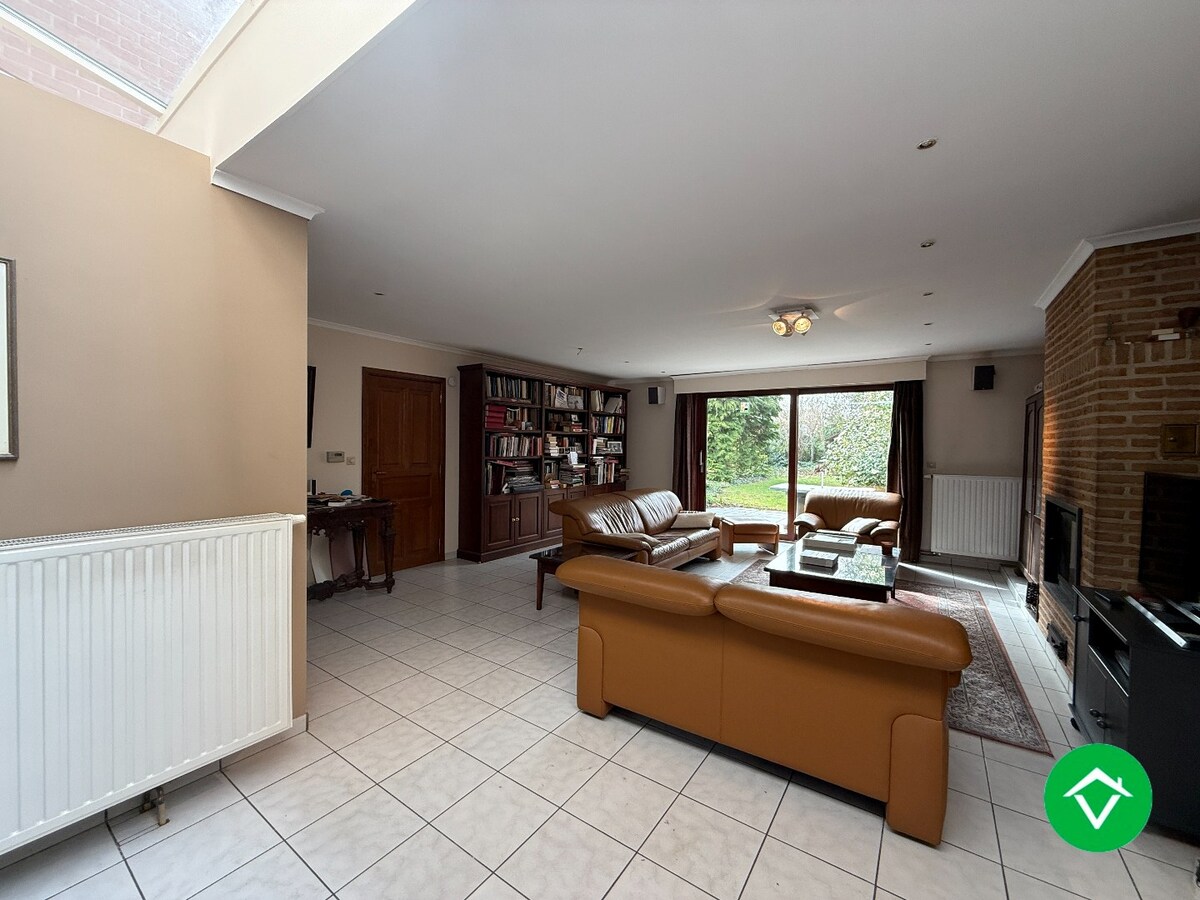 Stevige rijwoning met 4 slaapkamers, tuin en garage te Roeselare 