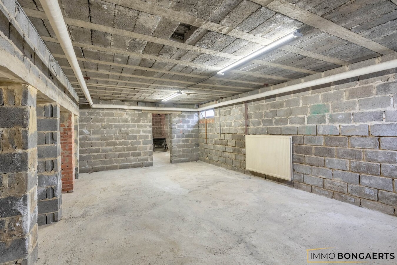 Ruime woning met tuin, garage en 3 slaapkamers in Genk. 