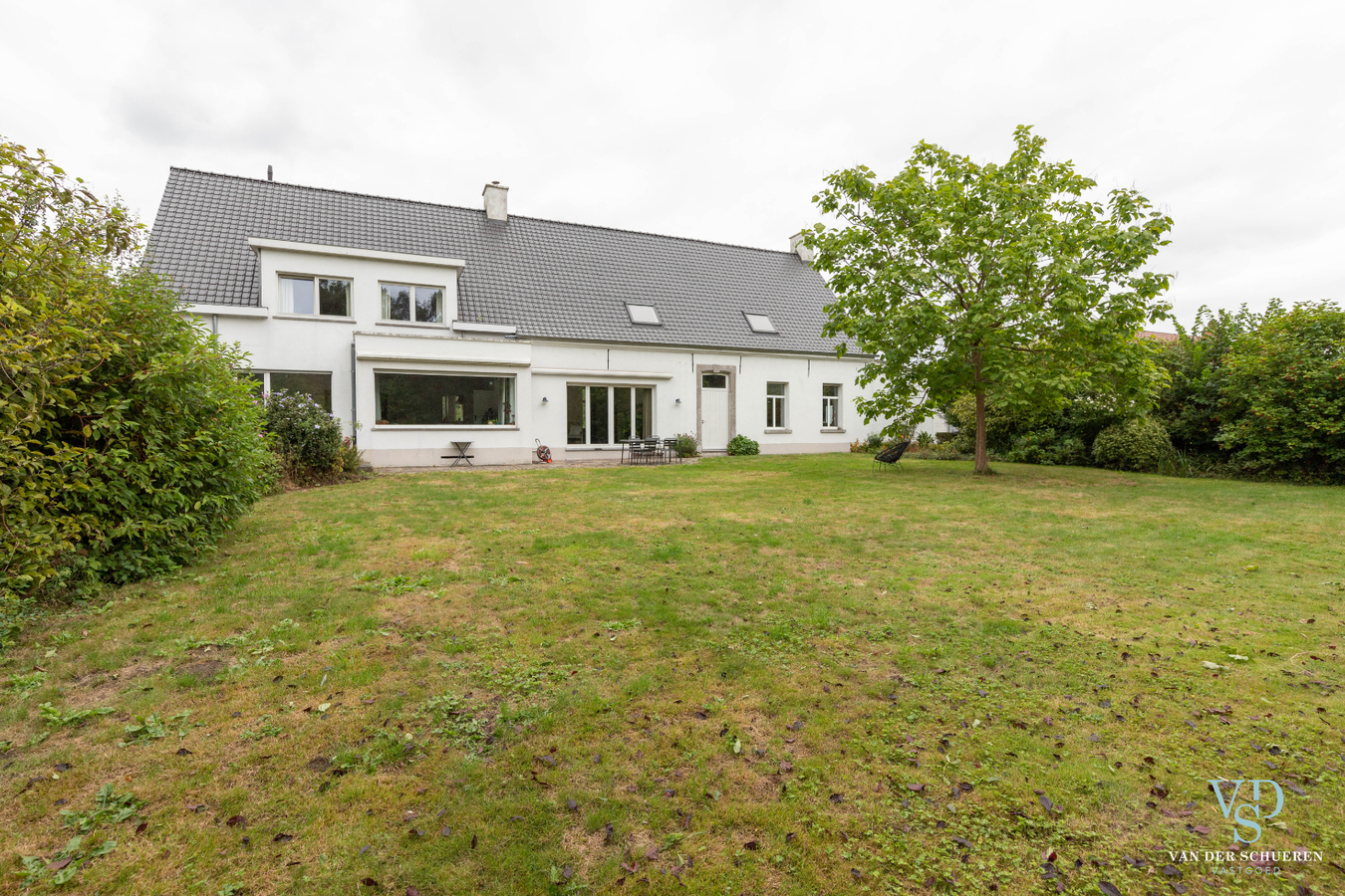 Authentiek landhuis met 5 ruime slaapkamers én gelijkvloers bureau. 