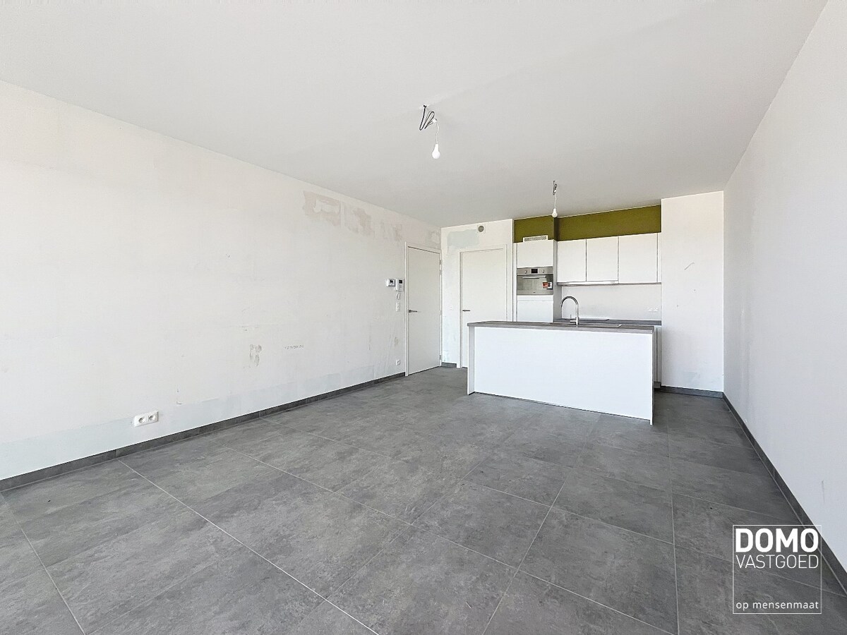 VOLLEDIG AFGEWERKT NIEUWBOUWAPPARTEMENT MET 2 SLAAPKAMERS, TERRAS, ONDERGRONDSE AUTOSTANDPLAATS EN KELDERBERGING IN RESIDENTIE "DE KWINT" TE ZONHOVEN 