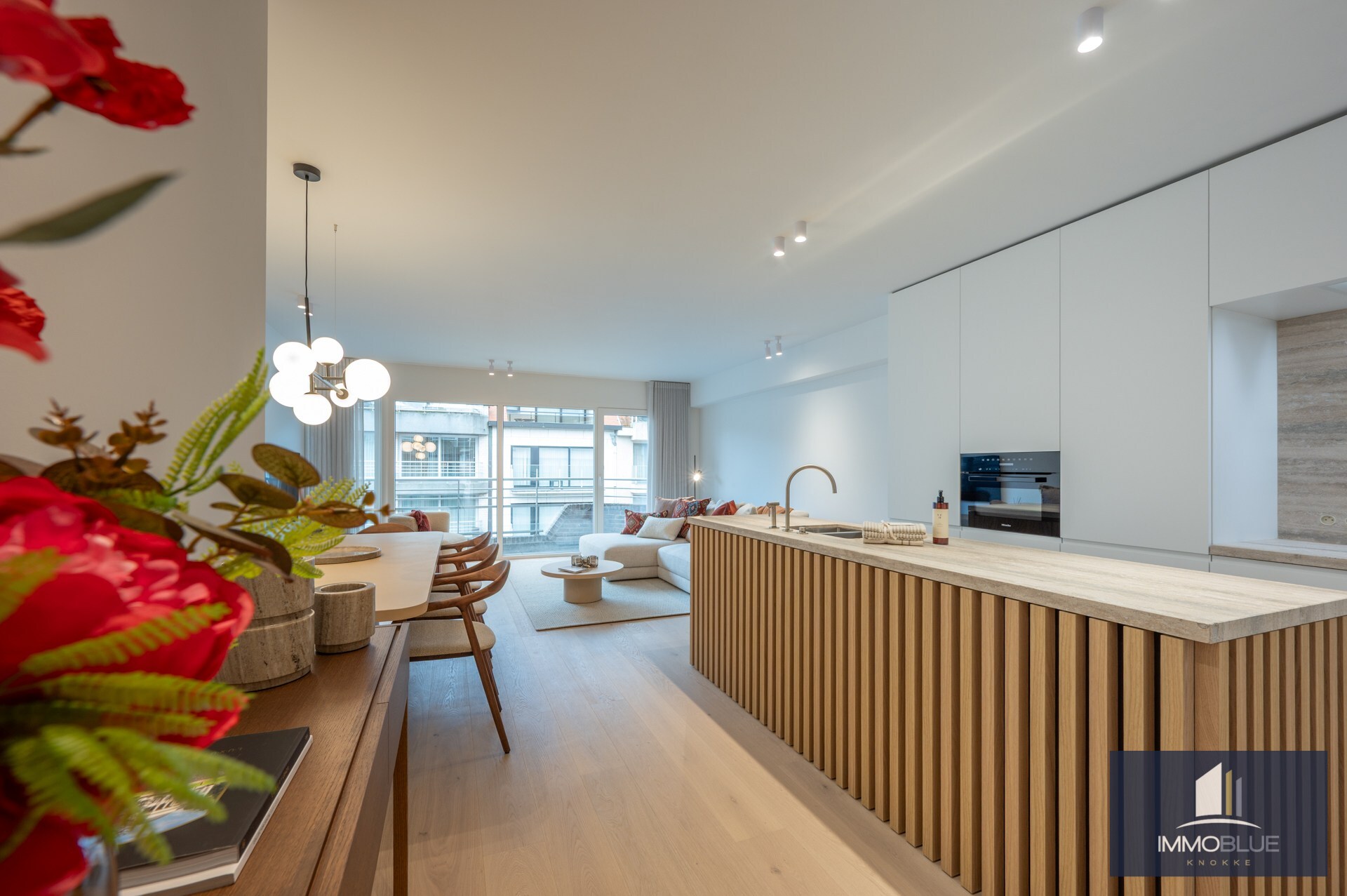 Stijlvol volledig gerenoveerd appartement gelegen nabij het Rubensplein . 