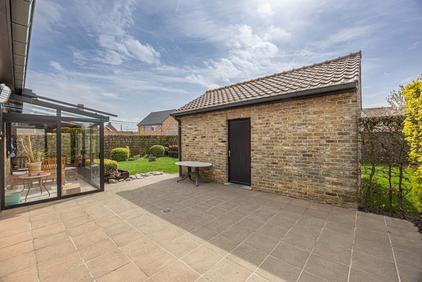 Charmante en solide villa met zonnige tuin in het hart van Zwevezele 