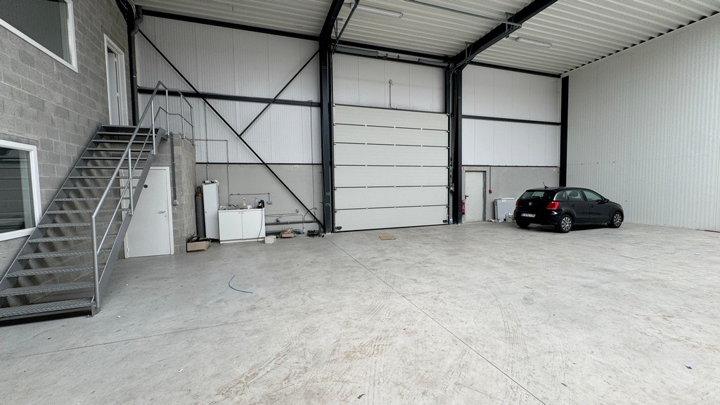 Magazijnen met kantoor te huur nabij E313 in Ranst