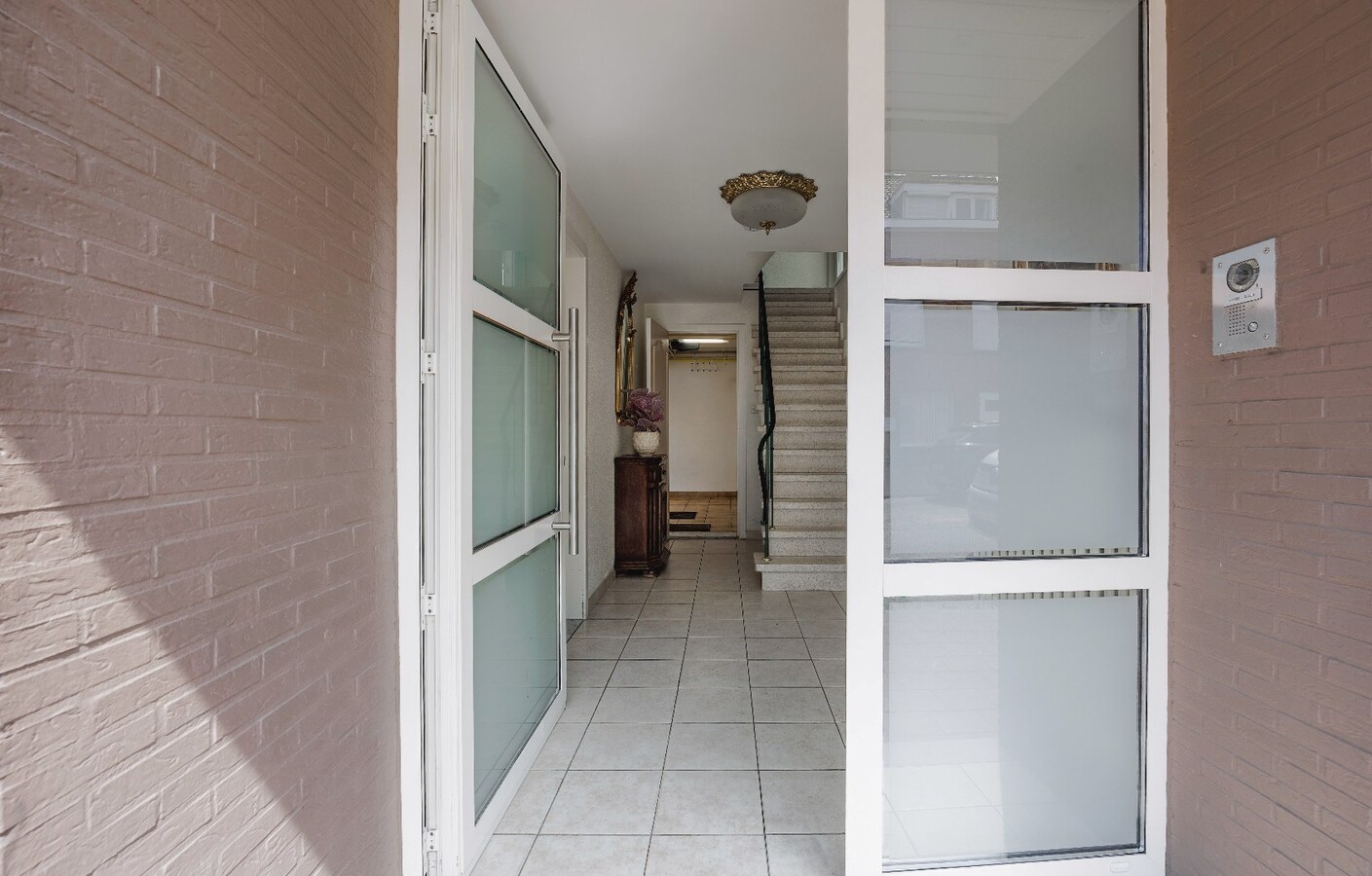 Instapklare, lichtrijke bel-etage woning met ruime garage en terras op centrale ligging 