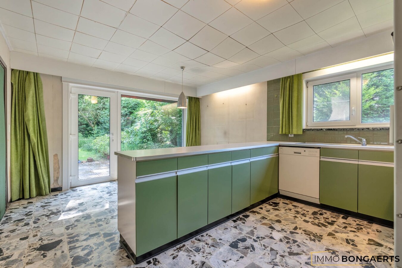 Ruime te renoveren woning op een mooi perceel. 