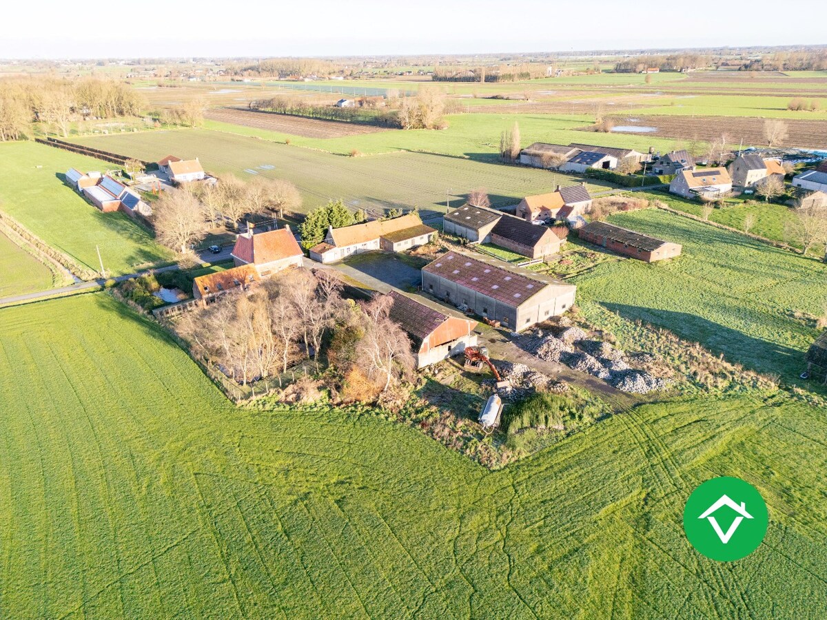 Authentieke hofstede in een landelijke omgeving te Koekelare 