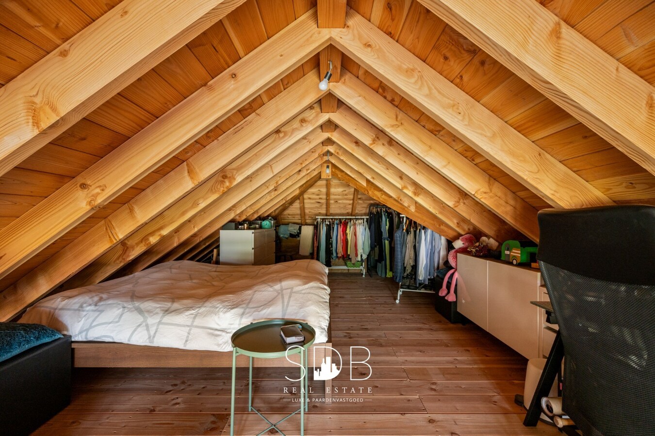 Charmante woning met aparte kantoorruimte op 14.569 m² 