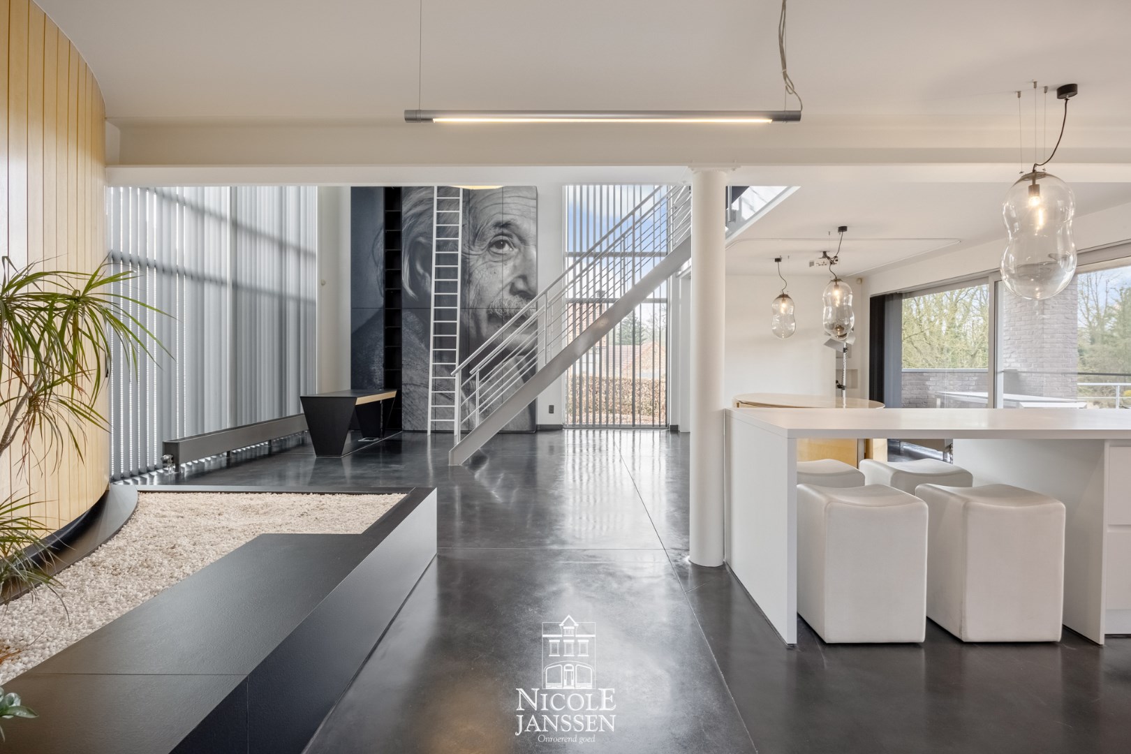 Veel natuurlijk lichtinval door de grote raampartijen