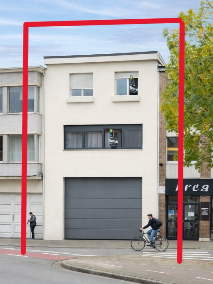 VERKOCHT !!! Heel ruime Instapklare woning in rij  met zonneterras en 2 staanplaatsen 